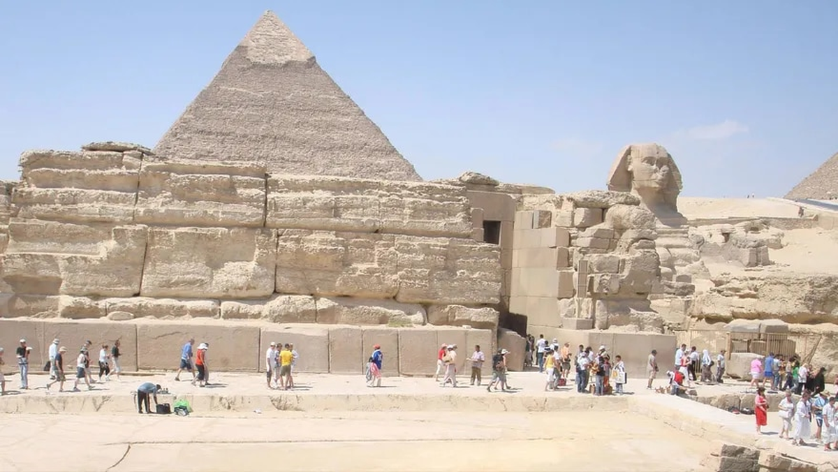 The pyramid of Khufu and next to it is the Sphinx