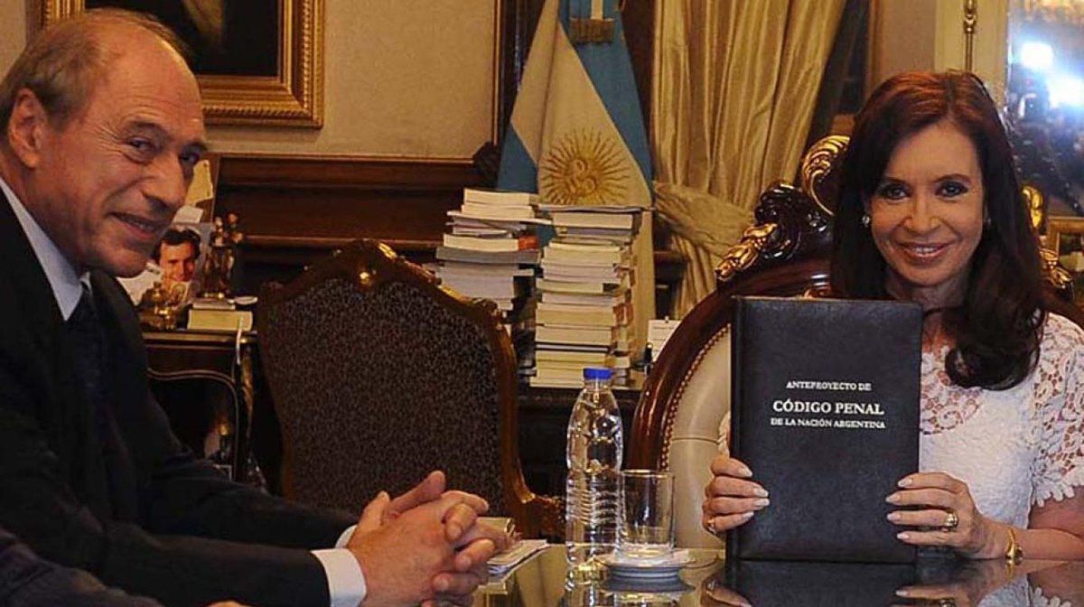 "Si la vicepresidenta es condenada, no quedará otra alternativa que buscar una solución en el Derecho interno para salvar el futuro de nuestra Democracia", aseguró Zaffaroni.