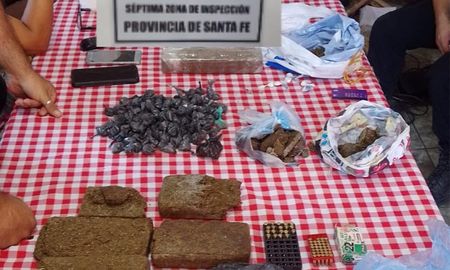 Policías de Santa Fe al momento de encontrar la marihuana que Postigo guardaba en su casa. Policías de Santa Fe al momento de encontrar la marihuana que Postigo guardaba en su casa.