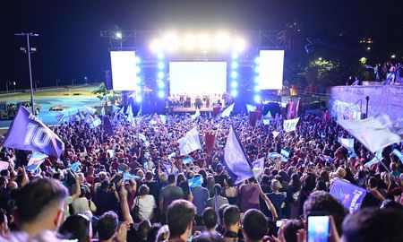 Javier Milei cerró la campaña de La Libertad Avanza con un multitudinario acto en Rosario. Javier Milei cerró la campaña de La Libertad Avanza con un multitudinario acto en Rosario.