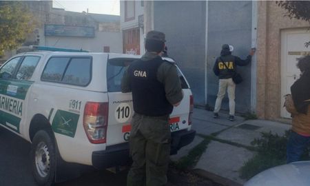 Los efectivos de Gendarmería recolectaron del domicilio elementos de prueba, como computadoras, tablets, DVDs, pendrives Los efectivos de Gendarmería recolectaron del domicilio elementos de prueba, como computadoras, tablets, DVDs, pendrives
