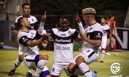 En el cumpleaños de Diego Armando Maradona, Gimnasia le regaló una goleada frente a Patronato, en el debut de la Copa de la Liga Profesional. En el cumpleaños de Diego Armando Maradona, Gimnasia le regaló una goleada frente a Patronato, en el debut de la Copa de la Liga Profesional.