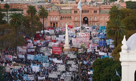 Organizaciones agrupadas en el bloque Unidad Piquetera (UP) realizaron este viernes una nueva manifestación callejera que tuvo su punto central en la Plaza de Mayo. Organizaciones agrupadas en el bloque Unidad Piquetera (UP) realizaron este viernes una nueva manifestación callejera que tuvo su punto central en la Plaza de Mayo.