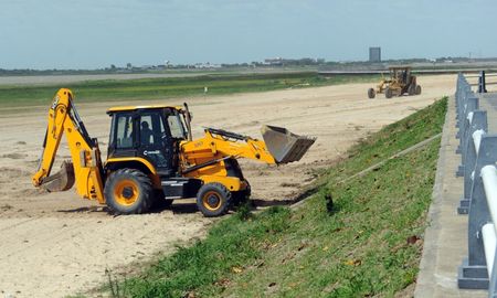 Continúa a buen ritmo la puesta a punto para habilitar las playas de la Costanera Oeste de Santa Fe. Continúa a buen ritmo la puesta a punto para habilitar las playas de la Costanera Oeste de Santa Fe.