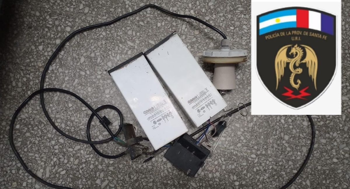 Los elementos que la policía le secuestró al ladrón de cables. Los elementos que la policía le secuestró al ladrón de cables.