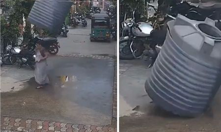 Un tanque de agua cayó sobre una mujer que caminaba por la calle en India. Un tanque de agua cayó sobre una mujer que caminaba por la calle en India.