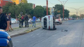 Dos autos protagonizaron un choque en Avenida Peñaloza y uno de ellos terminó volcado