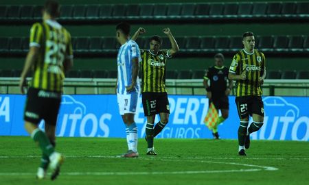 Banfield venció 2-0 a Racing en la primera fecha de la Copa de la Liga. Juan Álvarez y Giuliano Galoppo anotaron los goles de la victoria. Banfield venció 2-0 a Racing en la primera fecha de la Copa de la Liga. Juan Álvarez y Giuliano Galoppo anotaron los goles de la victoria.