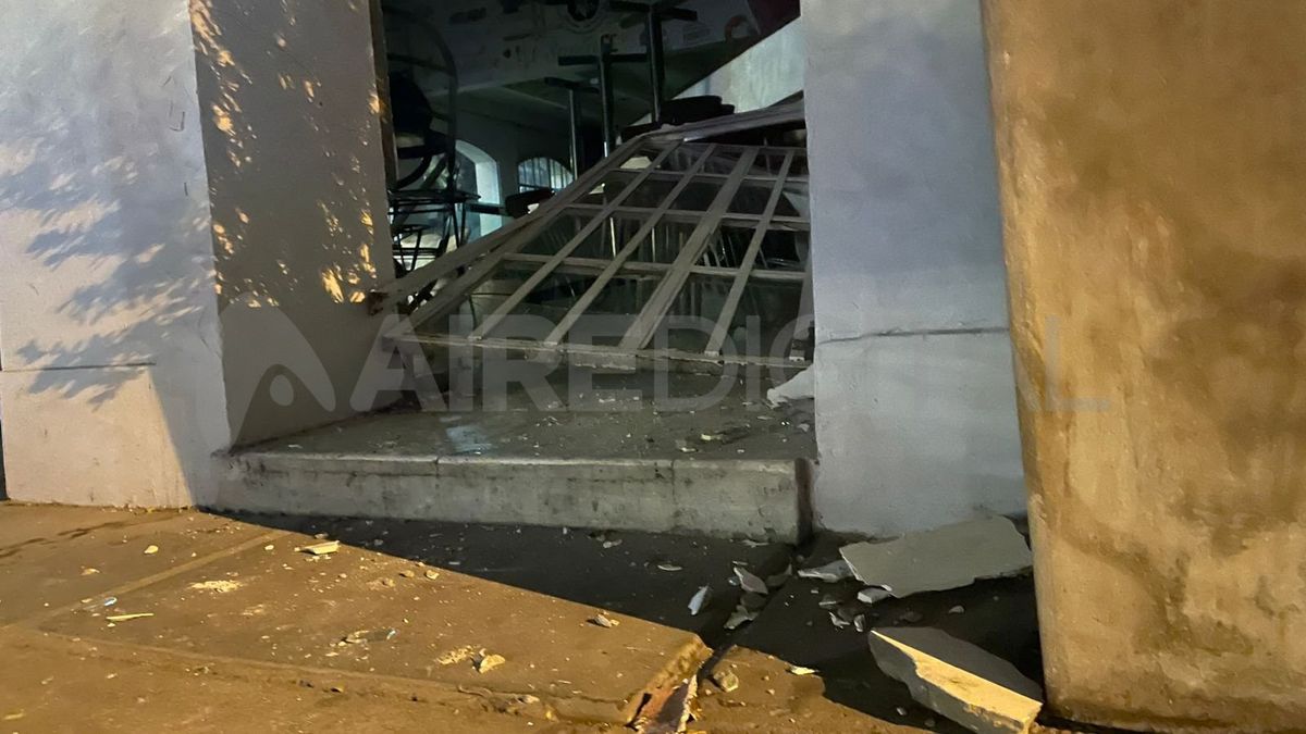 Tiraron abajo la puerta de una heladería en Bulevard Pellegrini y 4 de enero Tiraron abajo la puerta de una heladería en Bulevard Pellegrini y 4 de enero