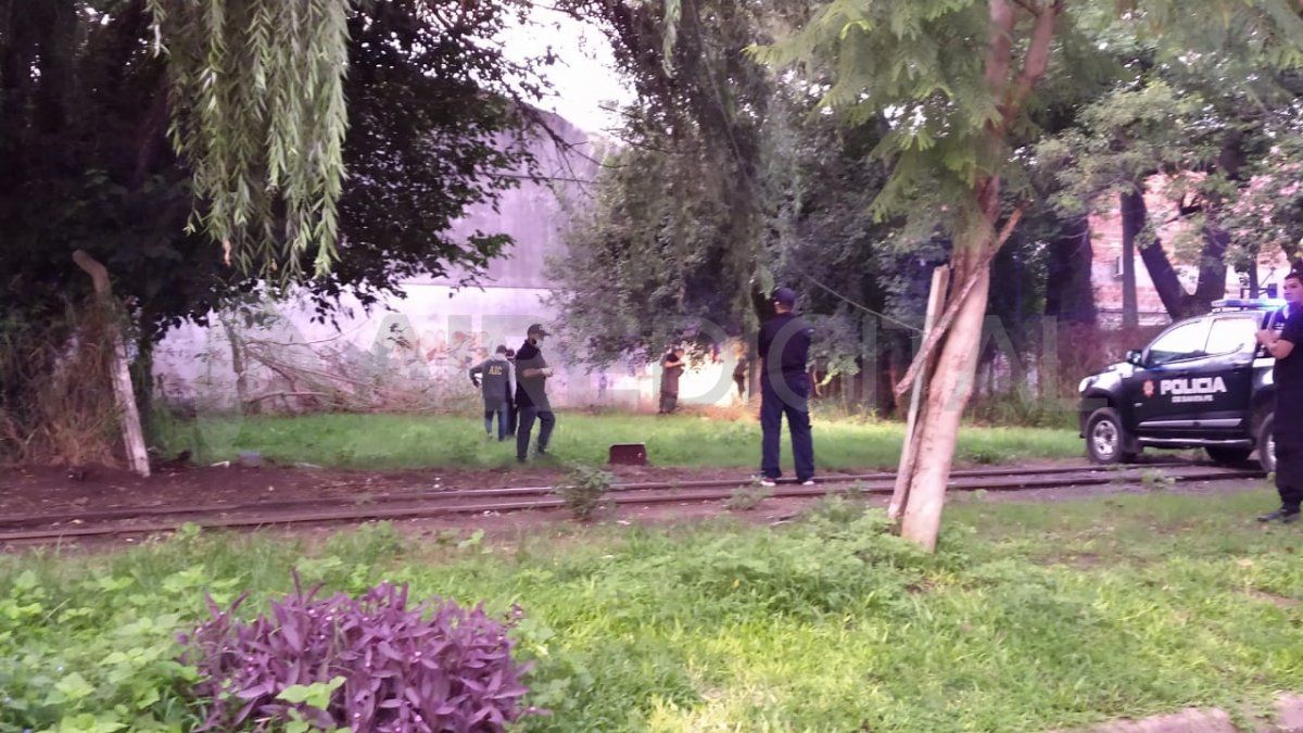 El cuerpo fue hallado en un baldío pegado a las vías del tren en Pasaje Irala al 3000.&nbsp;