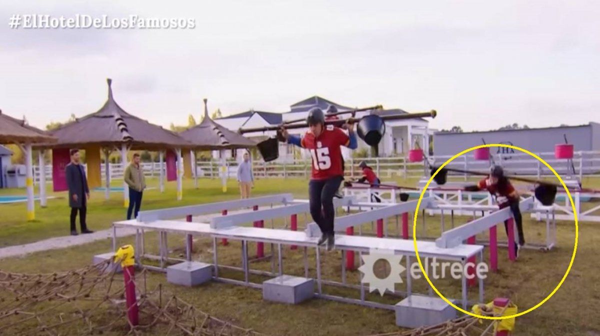 El momento en el que Melody Luz se resbala de las vigas.