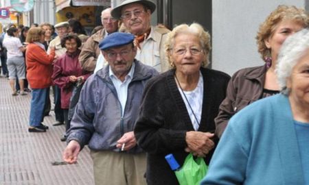 Con el objetivo de cuidar a los jubilados y pensionados, Massa anunció un refuerzo económico. Con el objetivo de cuidar a los jubilados y pensionados, Massa anunció un refuerzo económico.