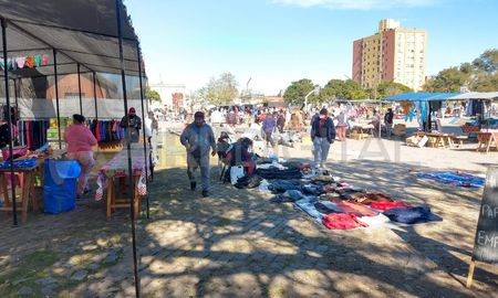 La feria de la Estación Mitre comenzó a funcionar este sábado en Santa Fe. La feria de la Estación Mitre comenzó a funcionar este sábado en Santa Fe.