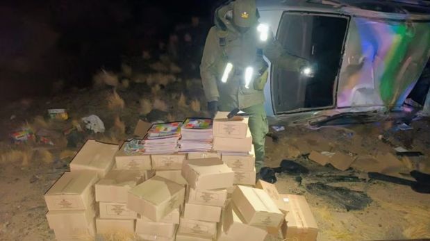 El conductor quiso escapar de un control de Gendarmería en Mendoza y terminó volcando con cientos de paquetes de figuritas y álbumes del Mundial 2026 dentro del auto.