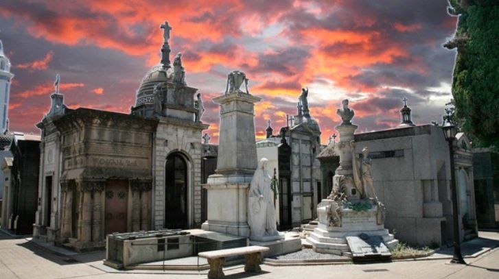 Fantasmas, mitos y leyendas del cementerio de la Recoleta