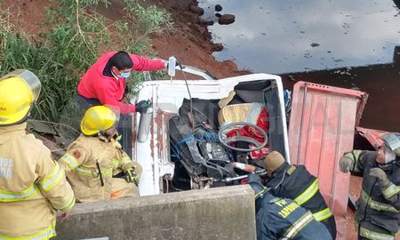 Los bomberos intentan sacar al conductor del interior del vehículo. Los bomberos intentan sacar al conductor del interior del vehículo.