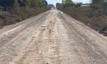 Pozos, barro y desniveles: así luce hoy Camino Cha Roga, una vía clave para vecinos de Santo Tomé. Pozos, barro y desniveles: así luce hoy Camino Cha Roga, una vía clave para vecinos de Santo Tomé.