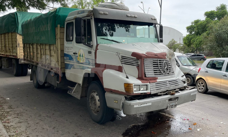 El choque se produjo entre dos camiones con acoplado en avenida 27 de Febrero. El choque se produjo entre dos camiones con acoplado en avenida 27 de Febrero.
