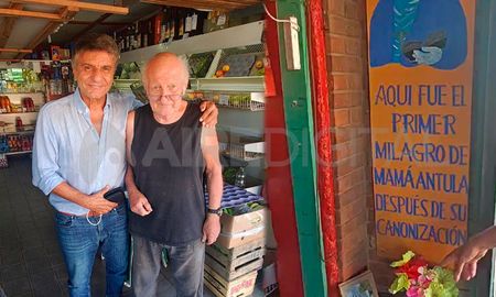 Luis Mino visitó a Hugo Schnell en su verdulería, donde agradece todos los días a Mama Antula. Luis Mino visitó a Hugo Schnell en su verdulería, donde agradece todos los días a Mama Antula.