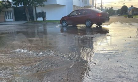 Vecinos de la zona detectaron la fuga en la intersección de Llerena y Lavalle, de barrio Sargento Cabral.
