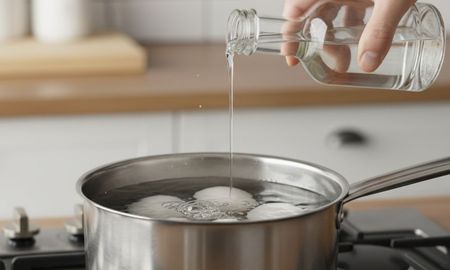 Gracias a la acidez del vinagre, las cáscaras se desprenden con facilidad y los huevos quedan más firmes y prolijos. Gracias a la acidez del vinagre, las cáscaras se desprenden con facilidad y los huevos quedan más firmes y prolijos.
