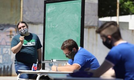 Se trata de 89 primarias y 80 secundarias, que ya recibieron el visto bueno para reiniciar la actividad de parte del Ministerio de Educación porteño, que lidera Soledad Acuña. Se trata de 89 primarias y 80 secundarias, que ya recibieron el visto bueno para reiniciar la actividad de parte del Ministerio de Educación porteño, que lidera Soledad Acuña.