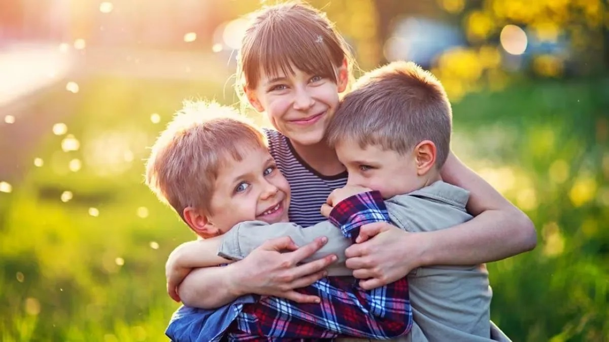 No hay distancia que separe el amor entre hermanos: dedicá una frase y hacé de este día un momento inolvidable.