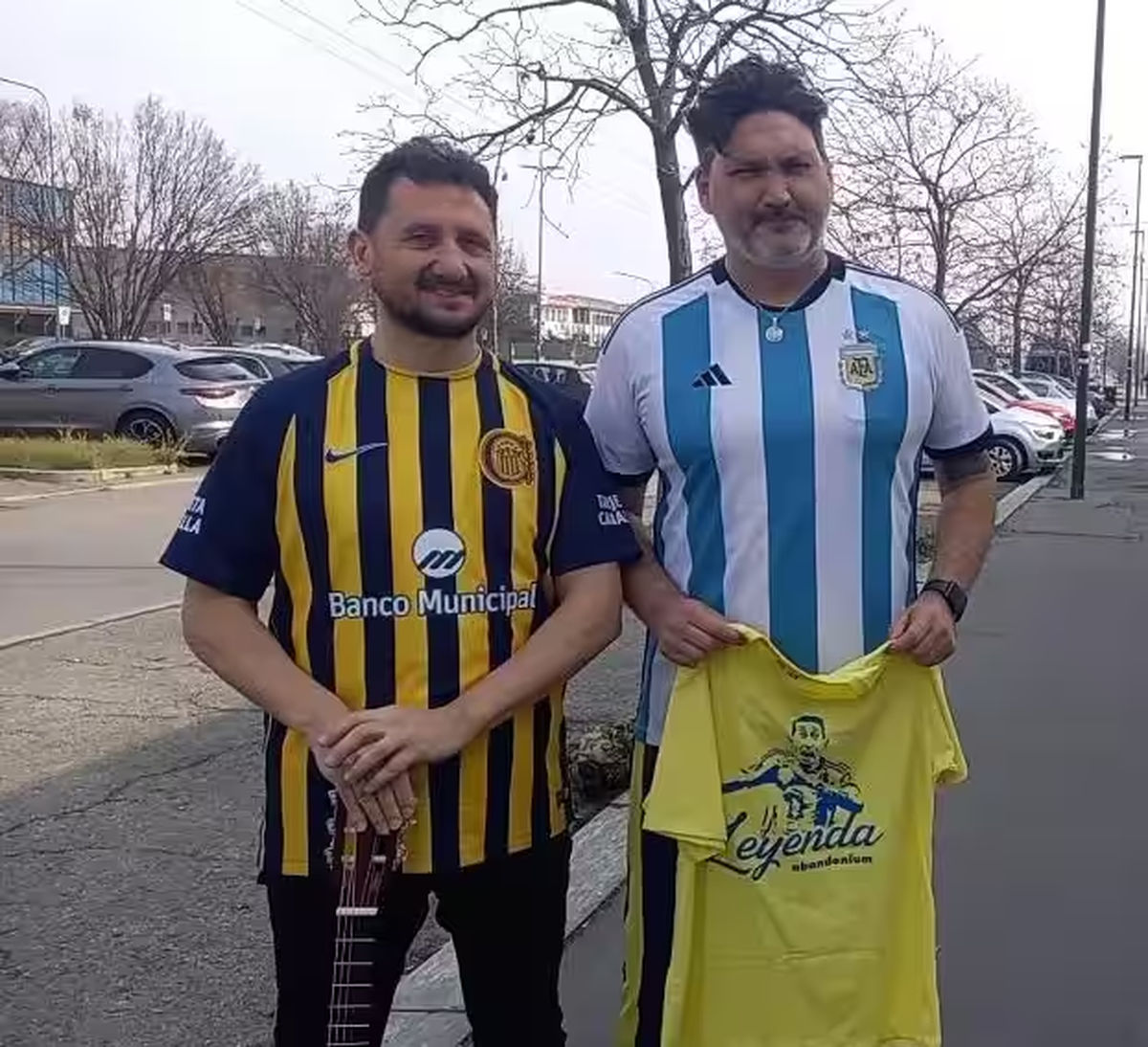 Cristian Pombo y Pablo Echevarría se presentaron en el entrenamiento de Juventus vistiendo las camisetas de Rosario Central y Albiceleste.