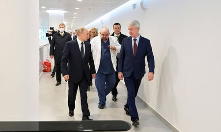 Putin se reunió con el médico Denis Protsenko hace algunos días, cuando anunció nuevas medidas en Rusia frente al coronavirus. Foto: AFP Putin se reunió con el médico Denis Protsenko hace algunos días, cuando anunció nuevas medidas en Rusia frente al coronavirus. Foto: AFP