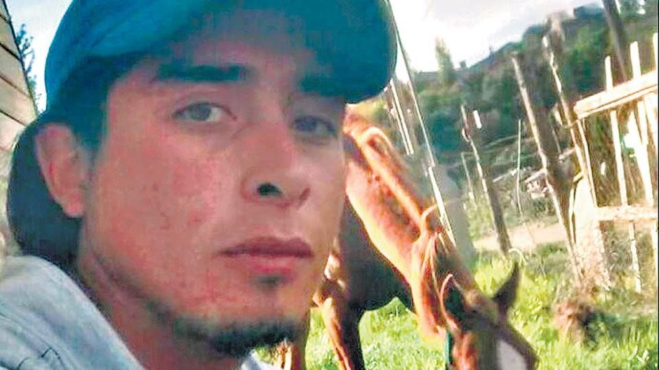 Rafael Nahuel fue asesinado durante una represión de los Albatros ocurrida el 25 de noviembre de 2017, en el marco del desalojo de la comunidad Lafken Winkul Mapu en la zona del lago Mascardi. Rafael Nahuel fue asesinado durante una represión de los Albatros ocurrida el 25 de noviembre de 2017, en el marco del desalojo de la comunidad Lafken Winkul Mapu en la zona del lago Mascardi.