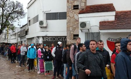 en el penultimo dia de canje de entradas, los hinchas esperan el boleto a la final de la sudamericana bajo la lluvia en el penultimo dia de canje de entradas, los hinchas esperan el boleto a la final de la sudamericana bajo la lluvia