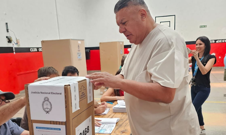 Claudio Tapia fue a votar y expreso su alegría. Claudio Tapia fue a votar y expreso su alegría.