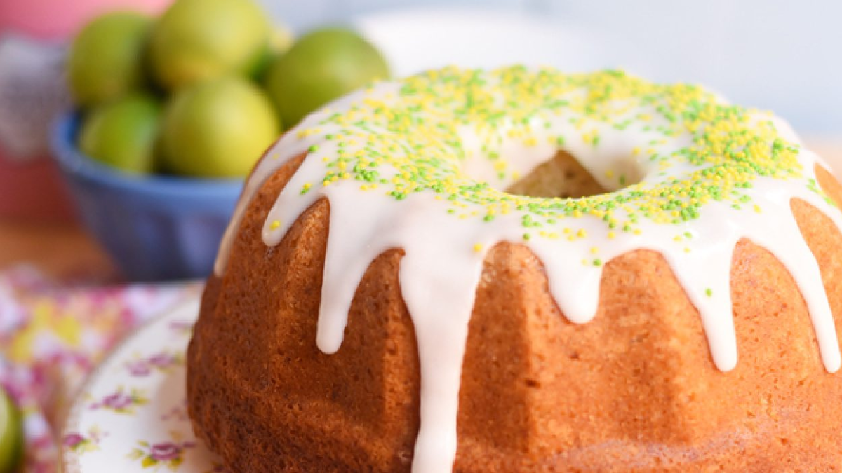 Torta de limón en pocos pasos y sin pesar ingredientes: la receta fácil para un postre único