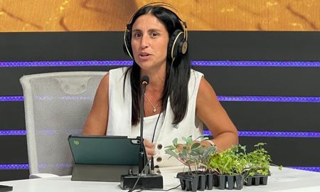 Titi Barletta pasó por AIRE y brindó consejos para armar tu huerta en casa. Además, repasó la importancia de consumir al menos 400 gramos de verdueras por día. Titi Barletta pasó por AIRE y brindó consejos para armar tu huerta en casa. Además, repasó la importancia de consumir al menos 400 gramos de verdueras por día.
