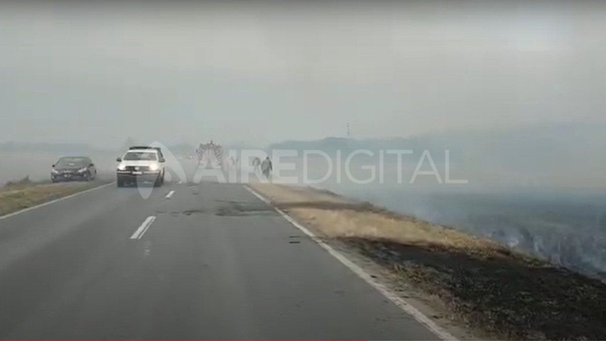 Los automovilistas captaron imágenes del humo dificultando  la visibilidad sobre la ruta 11