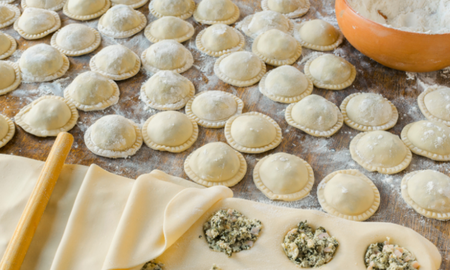 Con esta receta podés hacer sorrentinos caseros, frescos y a tu gusto, sin complicaciones y con el relleno que más te tiente. Con esta receta podés hacer sorrentinos caseros, frescos y a tu gusto, sin complicaciones y con el relleno que más te tiente.