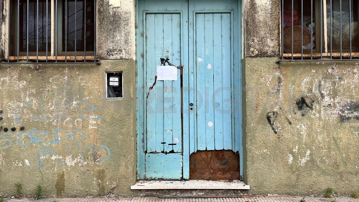 El ladrón ingresó luego de romper la puerta de ingreso al local. El ladrón ingresó luego de romper la puerta de ingreso al local.