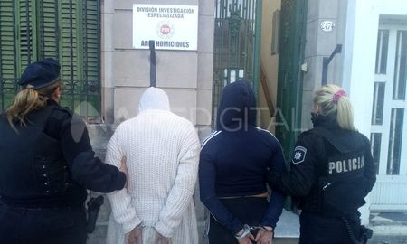 Detenida. La joven implicada (derecha y con campera negra) fue trasladada a la Sección Homicidios de la AIC para ser identificada. Detenida. La joven implicada (derecha y con campera negra) fue trasladada a la Sección Homicidios de la AIC para ser identificada.