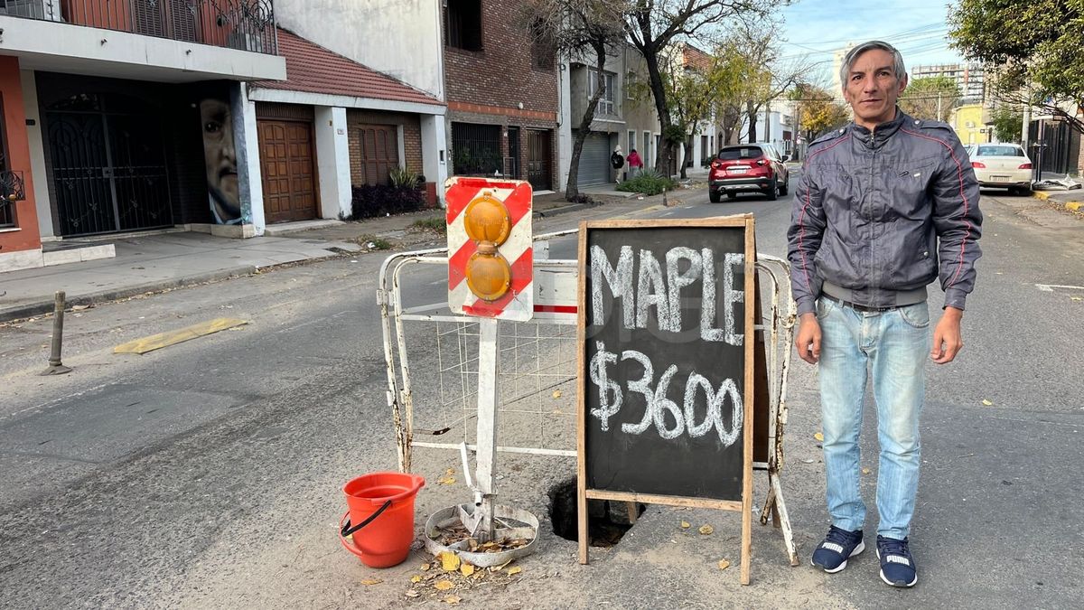 Es dueño de una verdulería y usó el bache para promocionar el maple de huevos