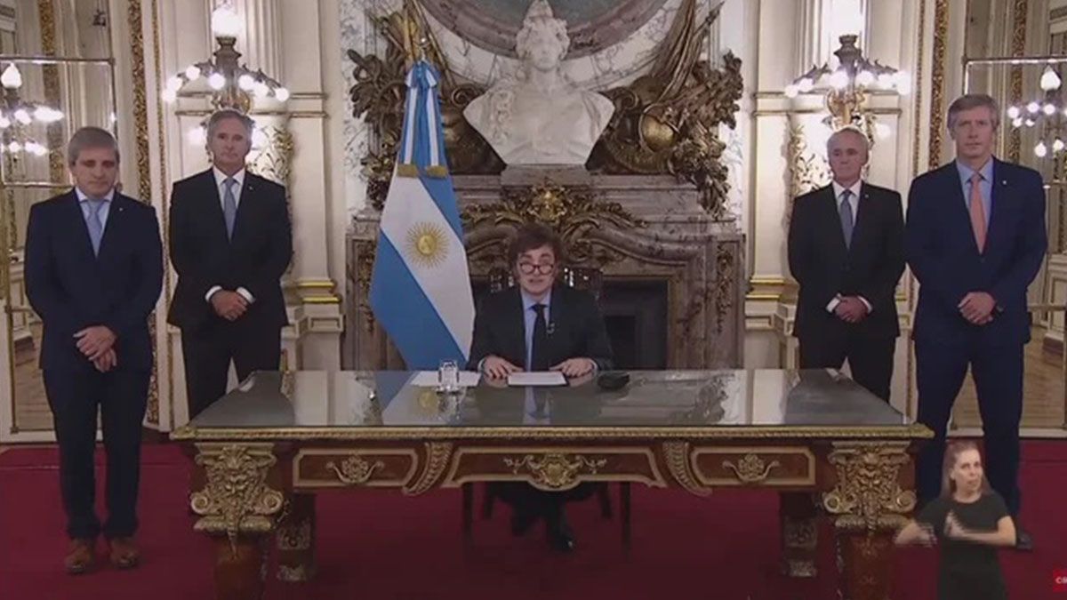 Quiénes son los cuatro hombres que acompañaron a Javier Milei durante la cadena nacional. Quiénes son los cuatro hombres que acompañaron a Javier Milei durante la cadena nacional.