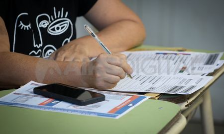 Se prevé que el escrutinio provisorio finalice cerca de las 2 de la mañana del lunes 17. Se prevé que el escrutinio provisorio finalice cerca de las 2 de la mañana del lunes 17.