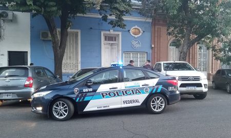 La Policía Federal allanó una vivienda ubicada en calle Irigoyen Freyre al 3200, de la ciudad de Santa Fe, La Policía Federal allanó una vivienda ubicada en calle Irigoyen Freyre al 3200, de la ciudad de Santa Fe,