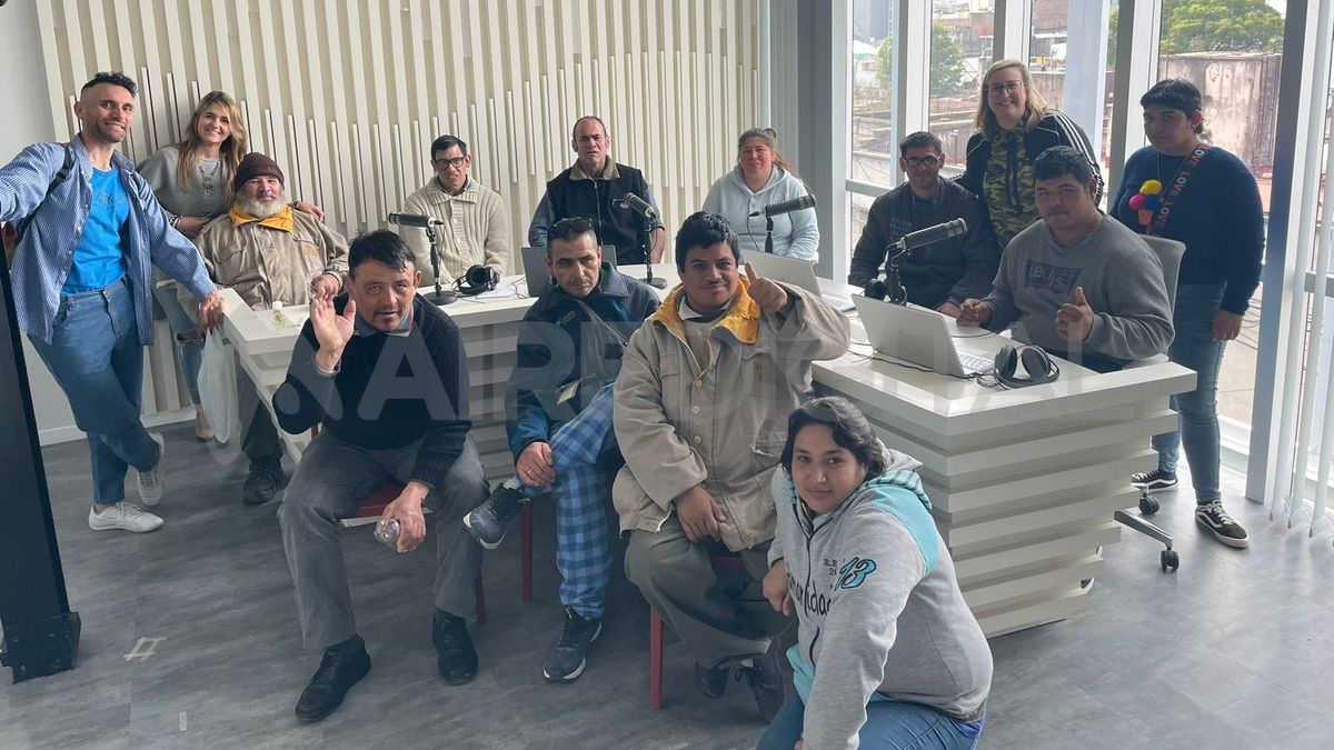 Los integrantes de la Cooperativa Sembrando Sueños visitaron los estudios de AIRE. Los integrantes de la Cooperativa Sembrando Sueños visitaron los estudios de AIRE.