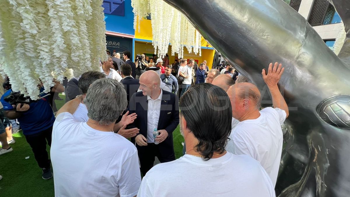 Alrededor de 15 campeones del mundo argentinos le rindieron tributo Pelusa en la sede de la Conmebol en Doha.