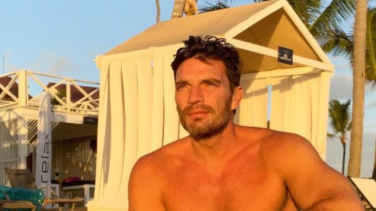 Julián Gil comparte un video ¡como Dios lo trajo al mundo!