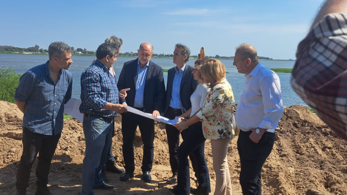 Perotti, Katopodis y Jatón recorrieron las obras de remodelación del “Paseo de la Laguna - Costanera Néstor Kirchner” de Santa Fe Perotti, Katopodis y Jatón recorrieron las obras de remodelación del “Paseo de la Laguna - Costanera Néstor Kirchner” de Santa Fe