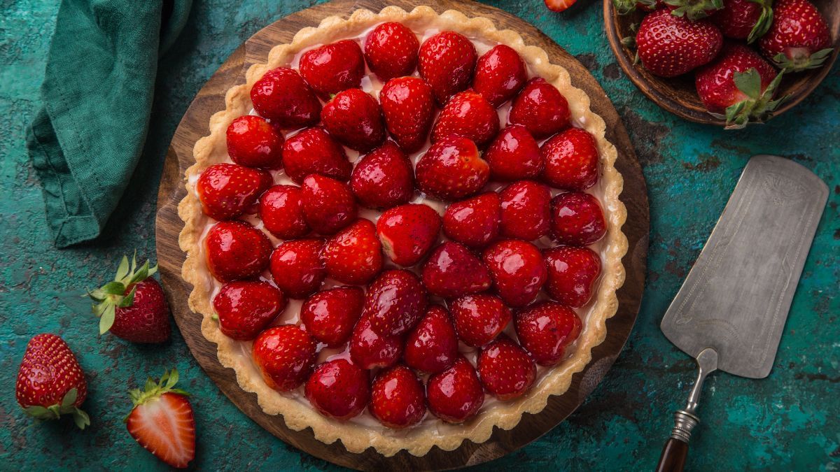 La receta para preparar tarta de frutillas y coco con base de almendra.