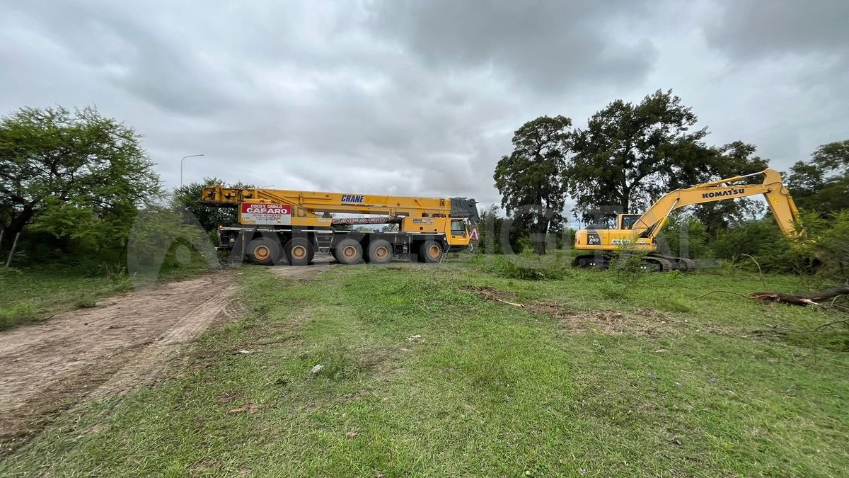 Las dos máquinas que trabajan en el lugar donde se produjo el accidente. Las dos máquinas que trabajan en el lugar donde se produjo el accidente.
