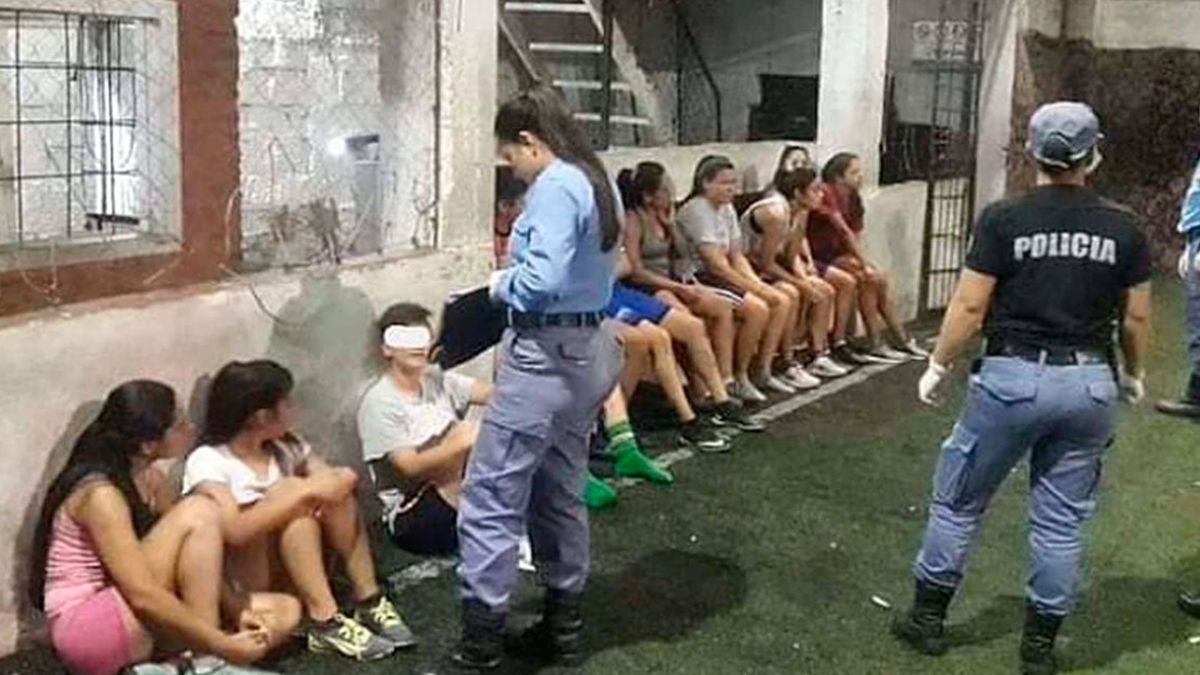 Insólito: detuvieron a once mujeres que se alistaban para jugar un partido de fútbol