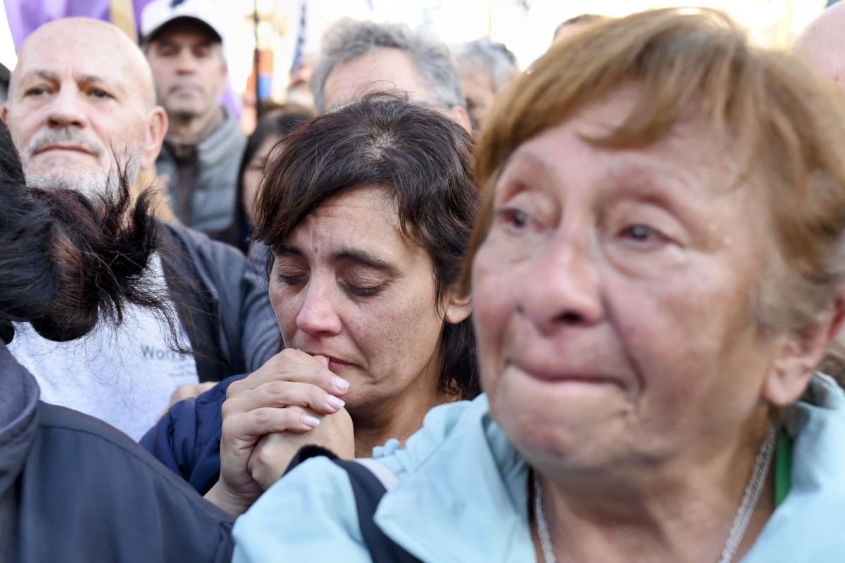 Miles de manifestantes se concentraron en Buenos Aires para darle su apoyo a la expresidenta Cristina Kirchner tras el fallo de la Corte Suprema.